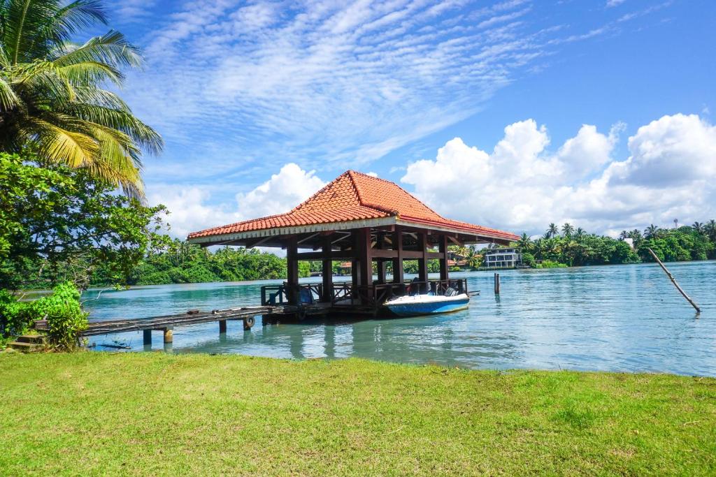 Tropu ainava pie Club Bentota ar laivu piestātni.