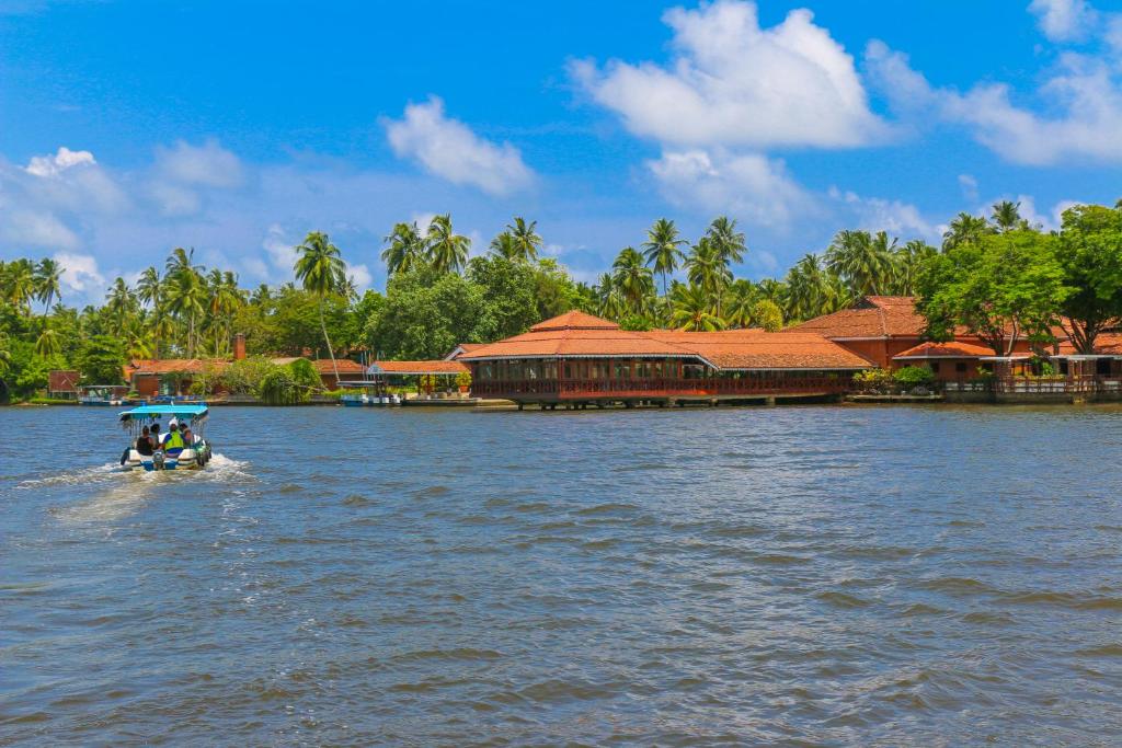 Club Bentota viesnīca pie upes ar laivu.