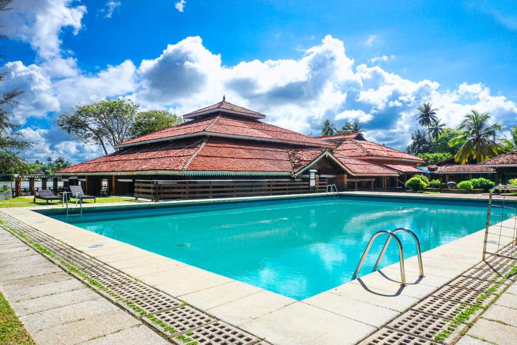 Club Bentota baseins ar tradicionālu arhitektūru fonā