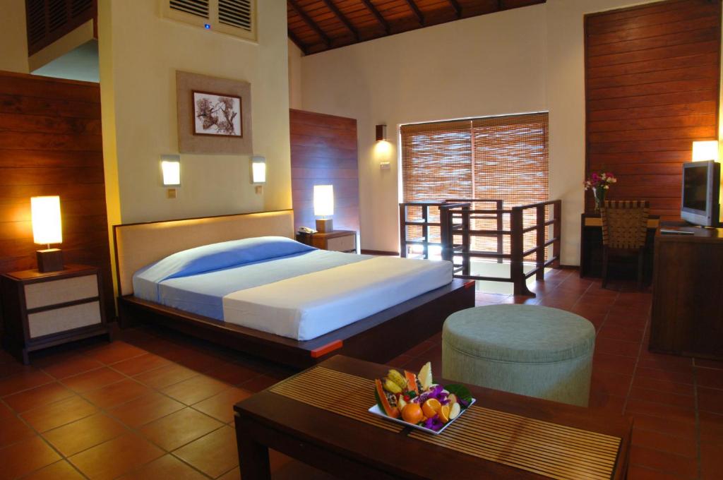 Plašs numurs ar koka akcentiem Club Bentota viesnīcā.