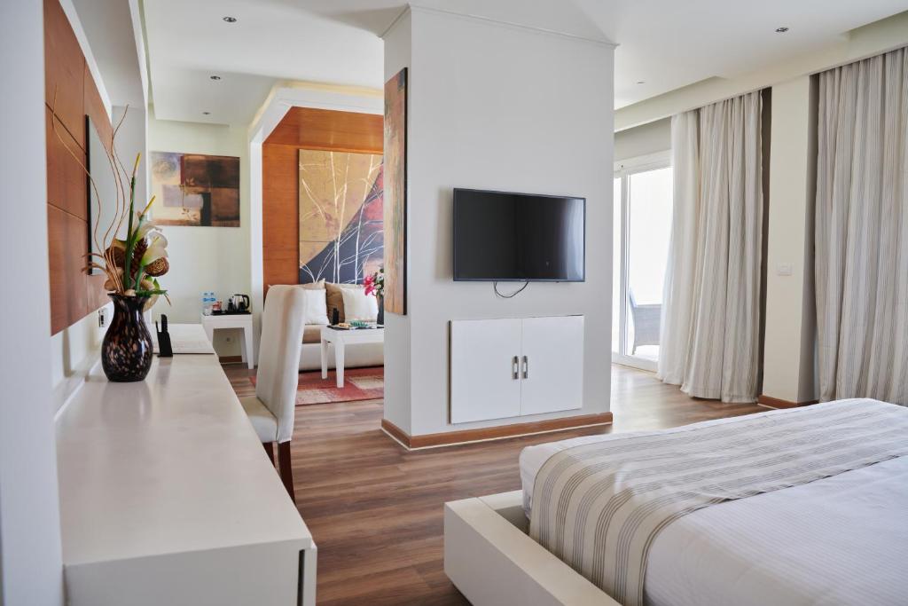 Moderns numurs Sunrise Grand Select Montemare Resort ar viesistabu un balkonu.