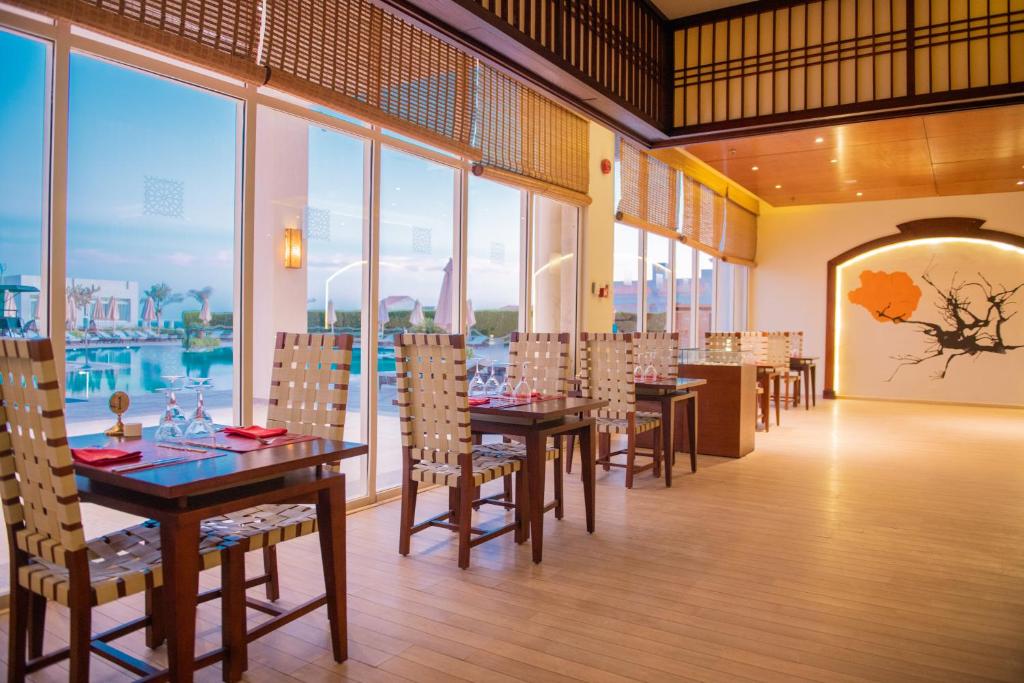 Restorāns Sunrise Grand Select Montemare Resort ar skatu uz baseinu