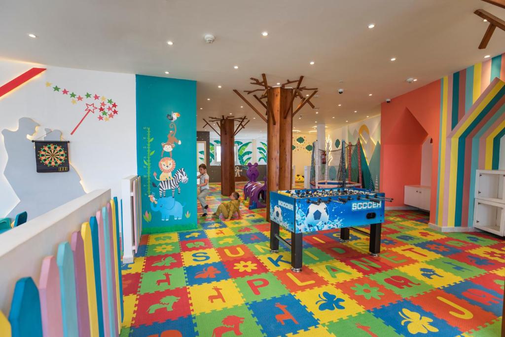 Bērnu spēļu istaba Sunrise Select Diamond Beach Resort ar krāsainām grīdām