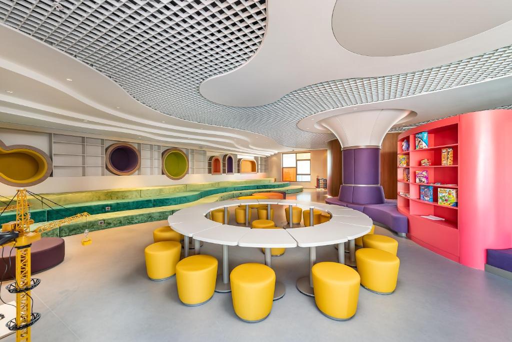 Bērnu rotaļu istaba Cornelia Diamond Golf Resort & Spa ar spilgtām krāsām un modernu dizainu.