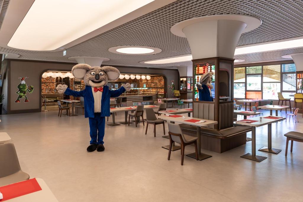Bērnu draudzīgs restorāns Cornelia Diamond Golf Resort & Spa ar maskota pelīti.