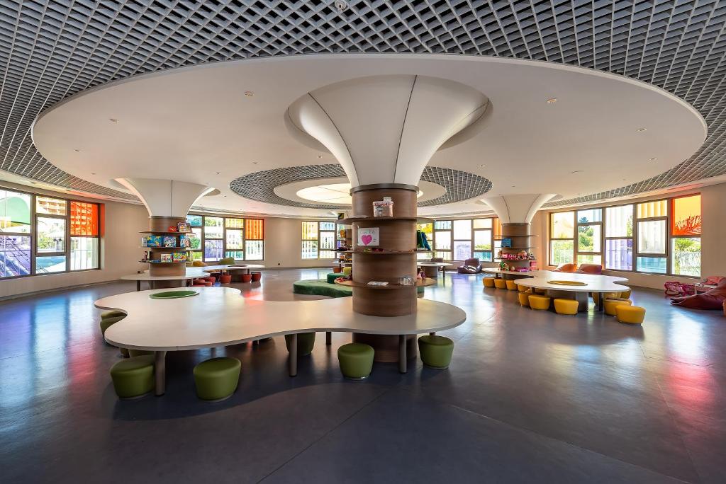 Bērnu rotaļu istaba Cornelia Diamond Golf Resort & Spa ar krāsainiem piederumiem.