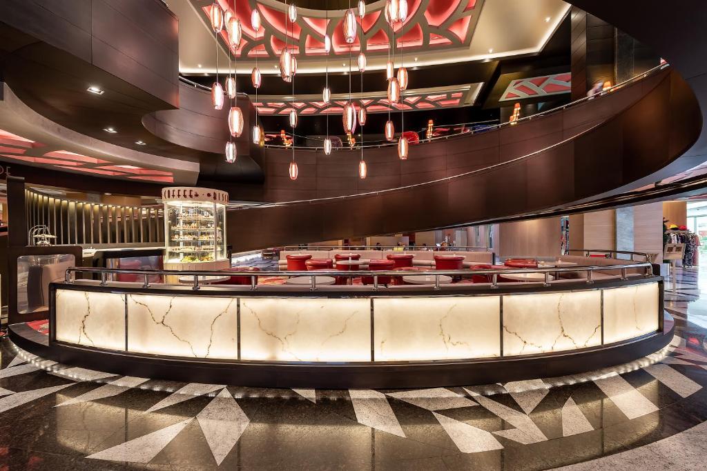 Mūsdienīgs bārs Cornelia Diamond Golf Resort & Spa ar elegantu interjeru.