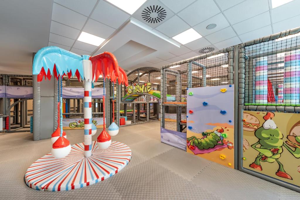 Bērnu rotaļu laukums viesnīcā Cornelia Diamond Golf Resort & Spa ar krāsainām iekārtām.