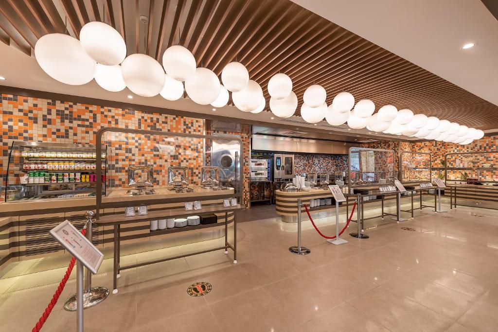 Buffet zonas dizains Cornelia Diamond Golf Resort & Spa ar modernām lampām