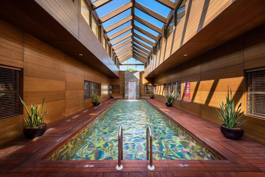 Iekštelpu baseins Cornelia Diamond Golf Resort & Spa ar dabisku apgaismojumu