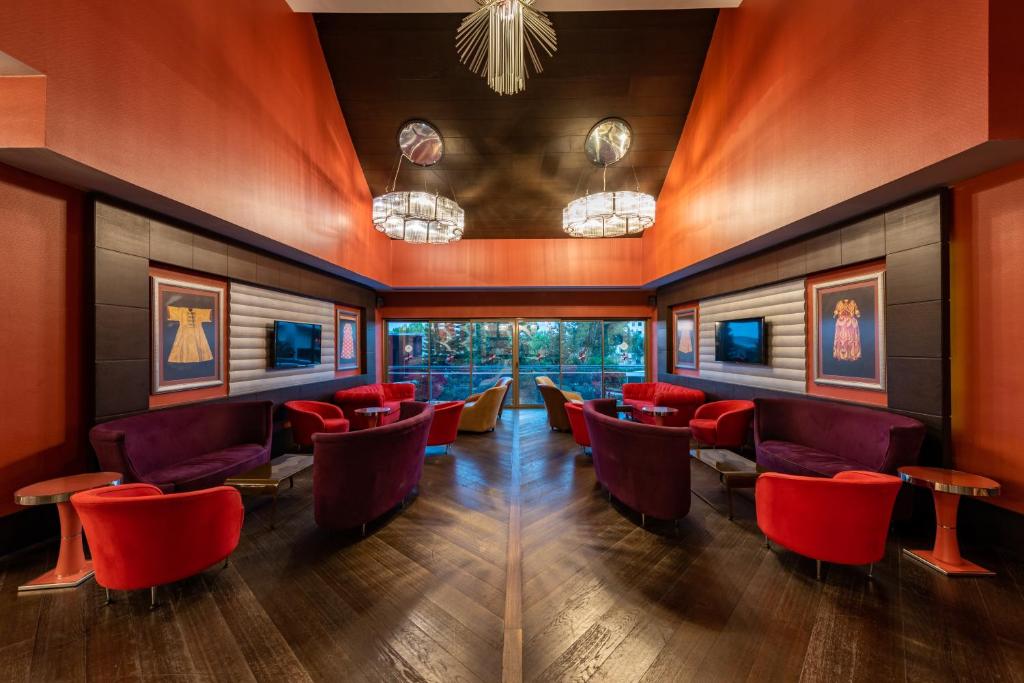 Mūsdienīgs atpūtas stūris Cornelia Diamond Golf Resort & Spa ar spilgtām krāsām.