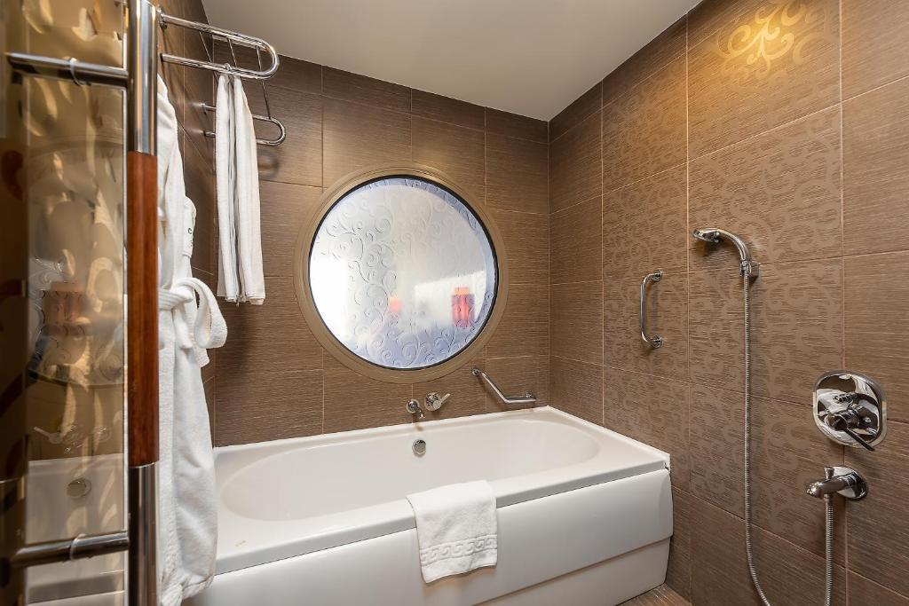 Vannas istaba ar apaļu logu Cornelia Diamond Golf Resort & Spa