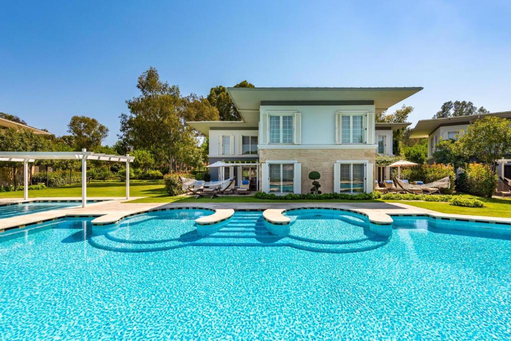 Cornelia Diamond Golf Resort & Spa numuri pie baseina ar zaļo dārzu