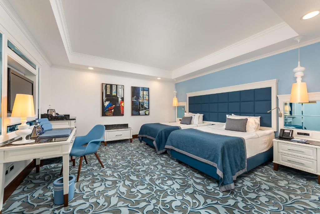 Numurs ar divām gultām un mūsdienīgu interjeru Cornelia Diamond Golf Resort & Spa