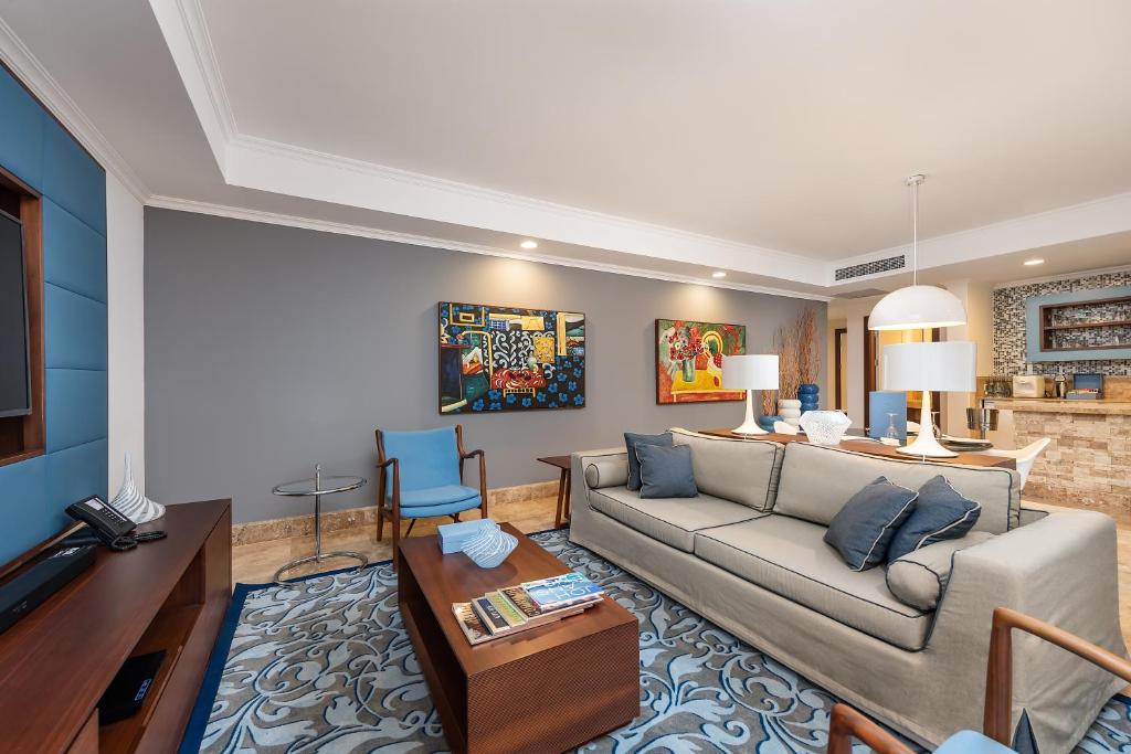 Mūsdienīgs un elegants viesnīcas numurs ar mākslas darbiem, Cornelia Diamond Golf Resort & Spa.