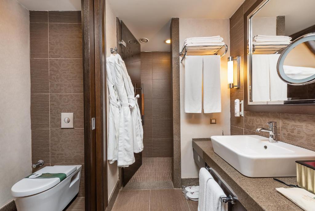 Mūsdienīgs vannas istabas interjers viesnīcā Cornelia Diamond Golf Resort & Spa