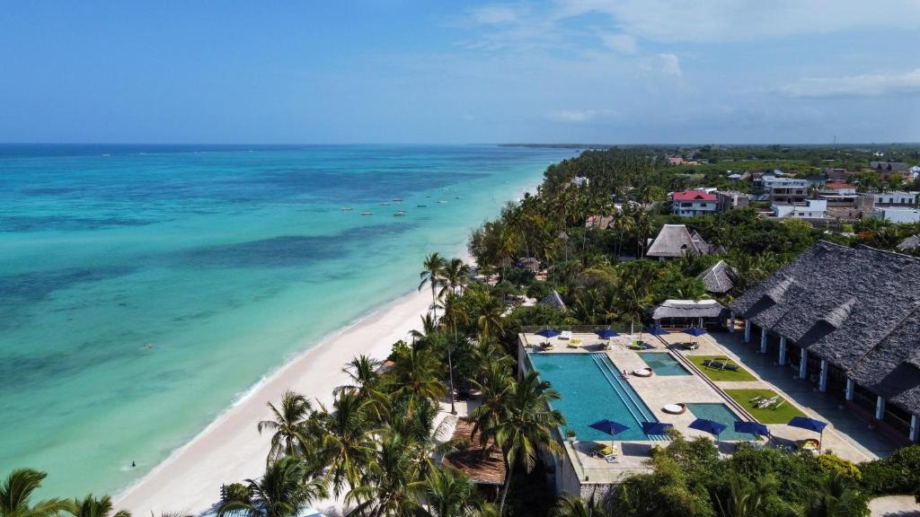 Melia Zanzibar piekrastes panorāma ar baseinu un pludmali.