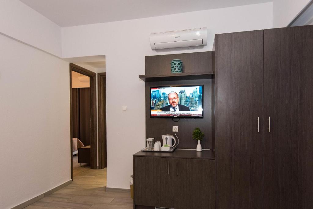 Mūsdienīgs viesnīcas numurs ar televizoru, virtuves piederumiem un gaisīgu interjeru. Gaismas krāsas sienas un koka mēbeles rada mājīgu atmosfēru.