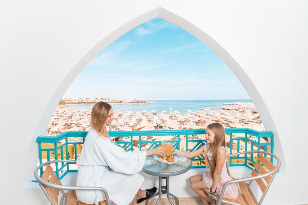 Skats no Sunrise Garden Beach Resort balkona ar jūru un ģimenes brīvdienām.
