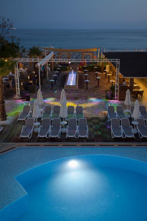Peldbaseins un atpūtas zona pie viesnīcas Xperia Saray Beach