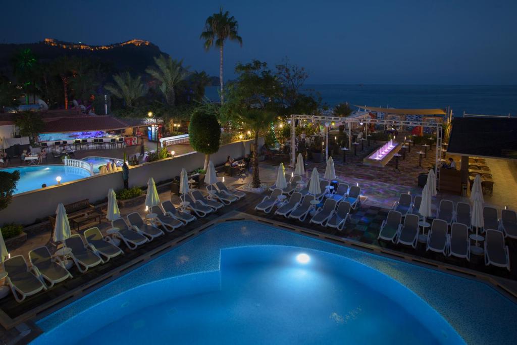 Viesnīcas Xperia Saray Beach baseins un bārs piekrastē naktī