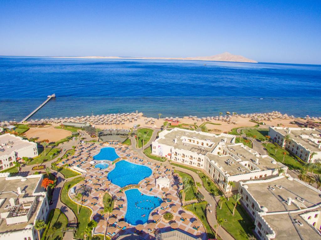 Skats uz Charmillion Club Resort piekrasti ar baseinu un jūru