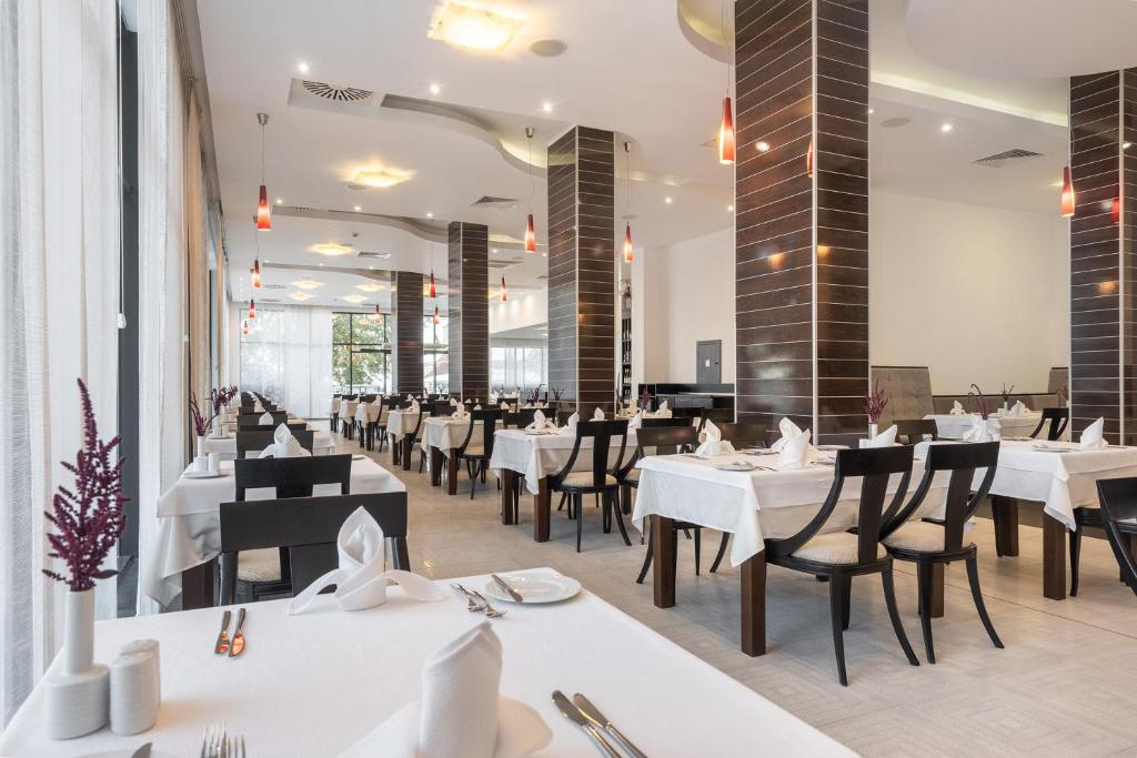 Mūsdienīga restorāna iekārtojums ar eleganti klātiem galdiem un modernu apgaismojumu, radot patīkamu atmosfēru. Interjers ir gaišs un plašs, ar lieliem logiem, kas nodrošina dabīgu gaismu.