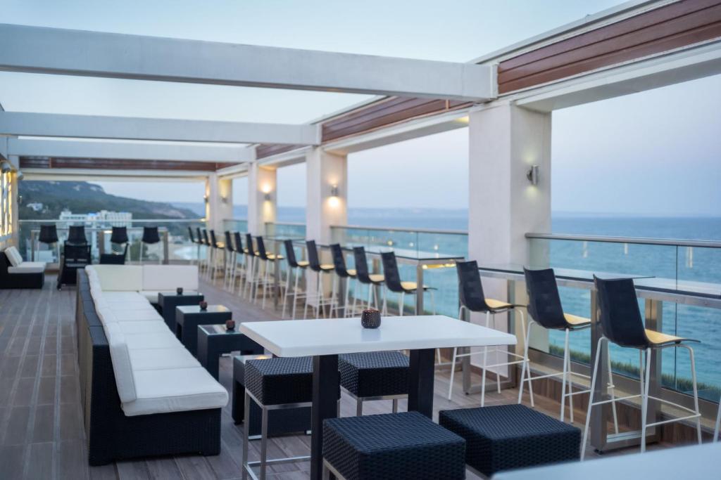 Moderns terases dizains ar skatu uz jūru, kur ir ērtas sēdvietas un bāra krēsli. Ideāli piemērots relaksācijai un izklaidei.