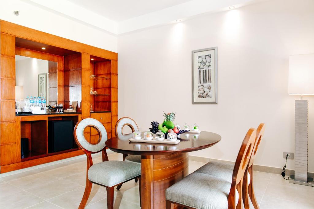 Grezns ēdamistabas stūris ar koka galdu un komfortablām krēslām, Tropitel Sahl Hasheesh.