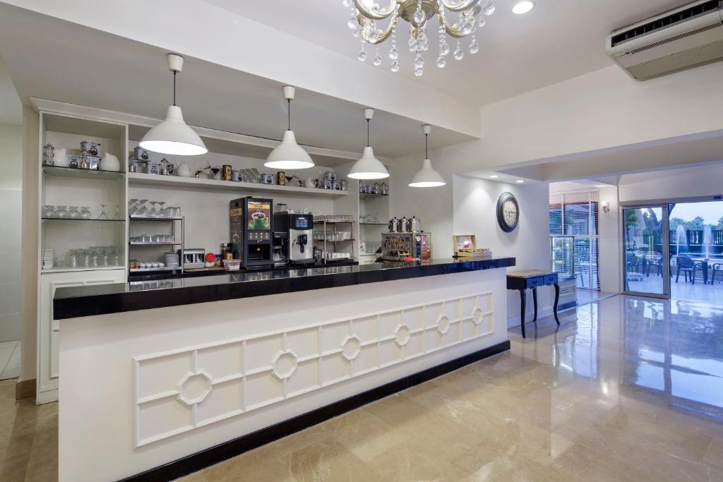 Mūsdienīgs bārs Bellis Deluxe Hotel ar elegantu interjeru un plašu dzērienu izvēli.