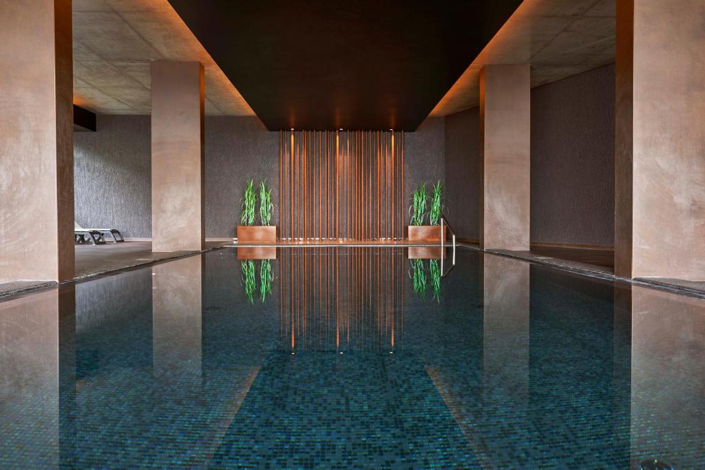 Mūsdienīgs spa ar elegantu interjeru un mierīgu baseinu, kas atspoguļo apgaismojumu un dekorus. Ideāla vieta relaksācijai un atpūtai.
