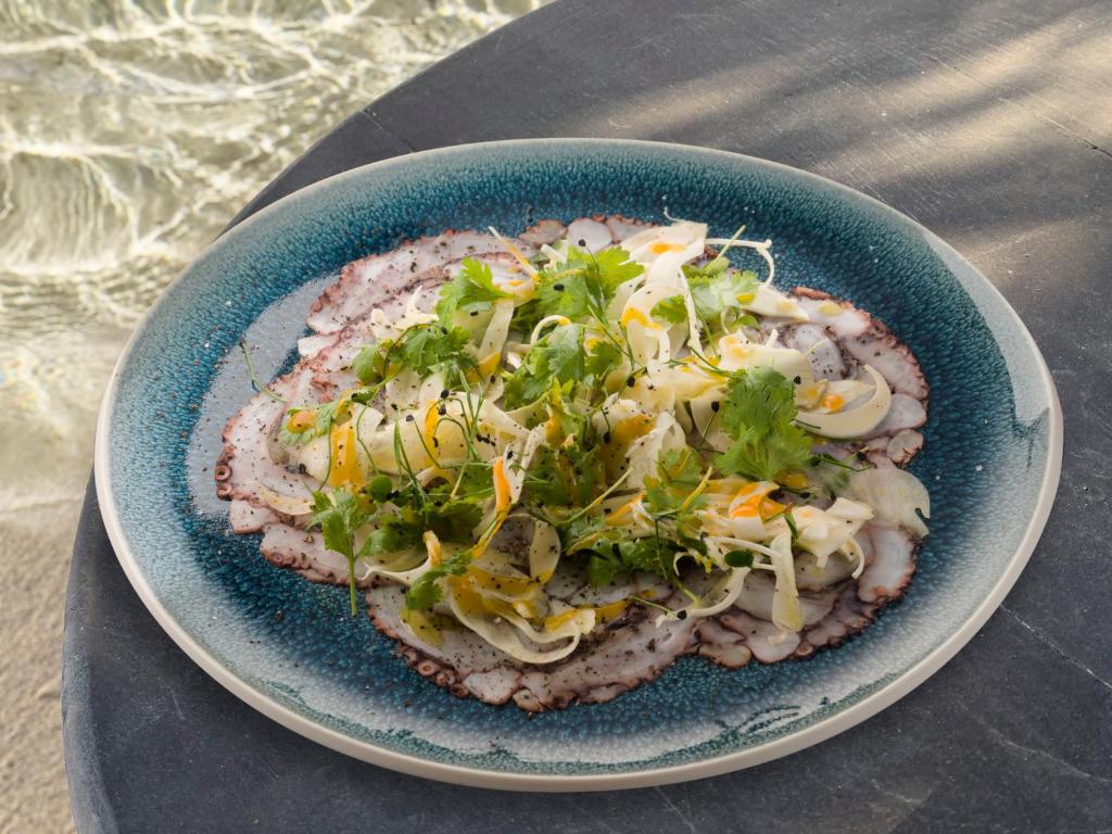 Gurķu salāti ar jūras veltiem pie LUX* Grand Baie