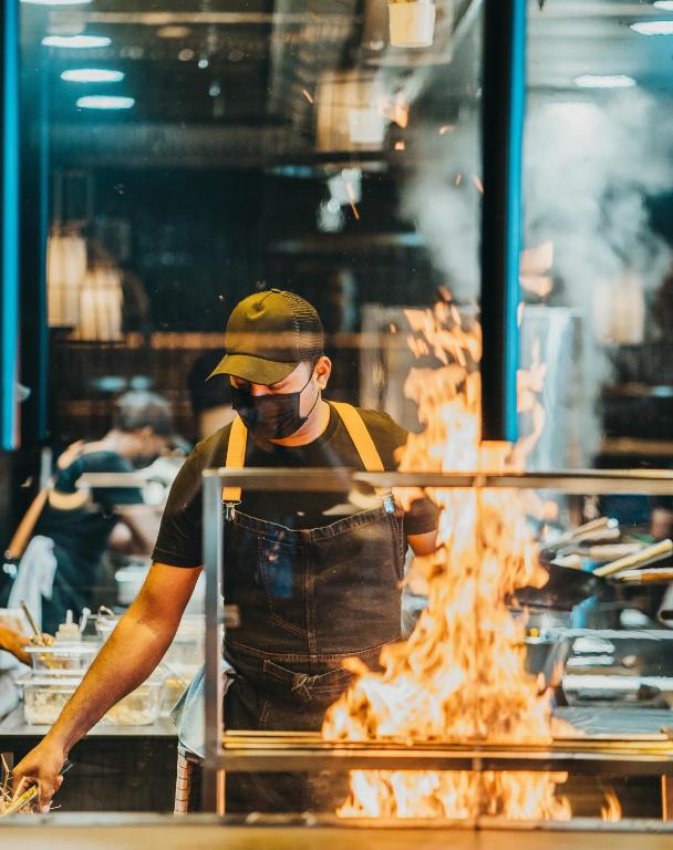 Šefpavārs gatavo ēdienus ar uguni LUX* Grand Baie restorānā.