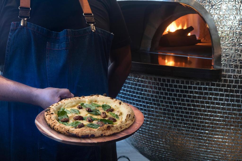 Pica ar zaļumiem pie LUX Grand Baie, kamīna fons.