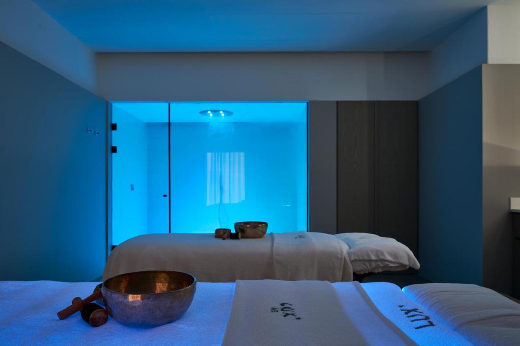 Mierīgā spa telpa ar zilu apgaismojumu LUX* Grand Baie.