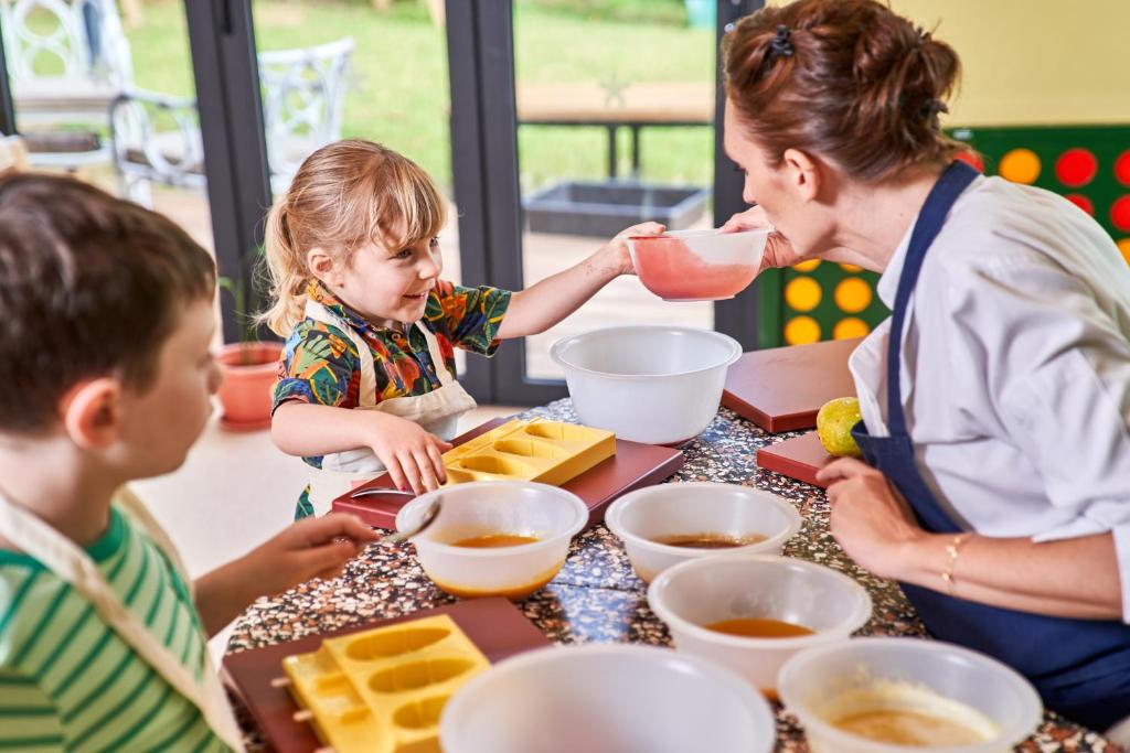 Bērni piedalās kulinārijas nodarbībā pie LUX* Grand Baie.