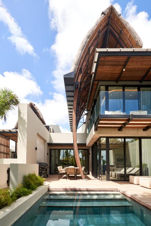 LUX* Grand Baie luksusīga villa ar privātu baseinu un modernu arhitektūru.