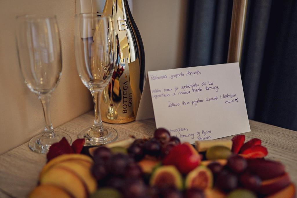 Zeltaina šampanieša pudele ar divām flautām un augļu šķīvi, papildināta ar sveicienu kartiņu, kas izsaka pateicību viesim. Ideāls romantisks brīdis vai svinīga uzņemšana.