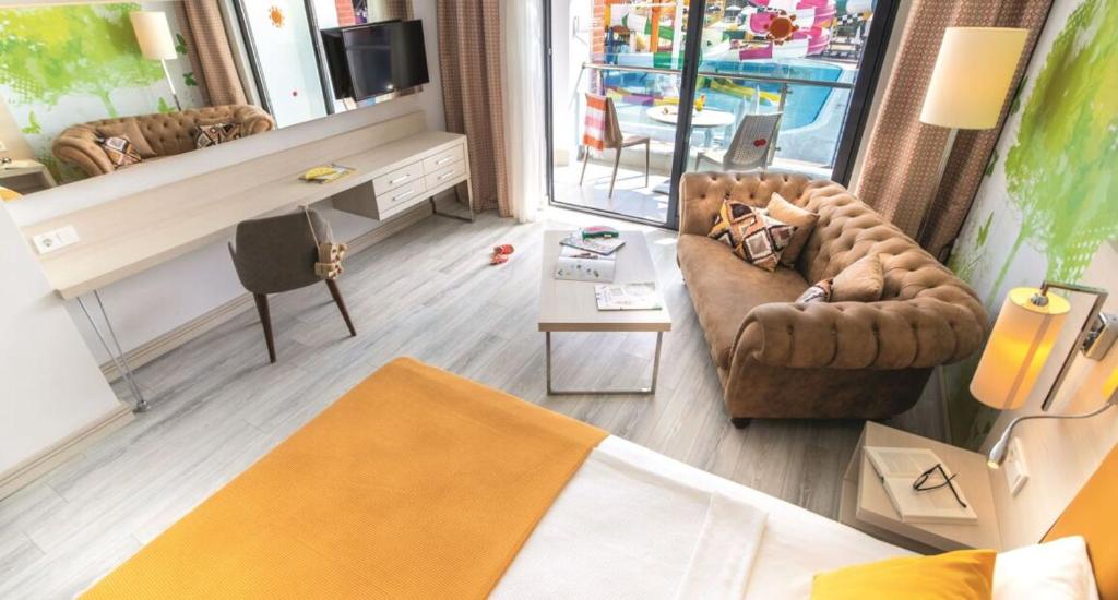 Mūsdienīgs numurs viesnīcā Club Aqua Plaza ar skatu uz baseinu.