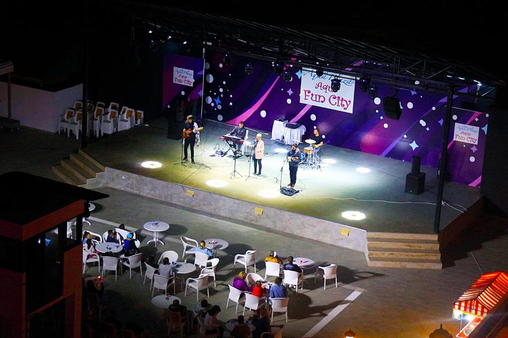 Live music performance at Club Aqua Plaza's Fun City stage.