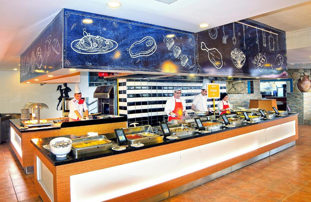 Kluba Aqua Plaza bufete ar šefpavāriem un dažādām ēdienu iespējām.