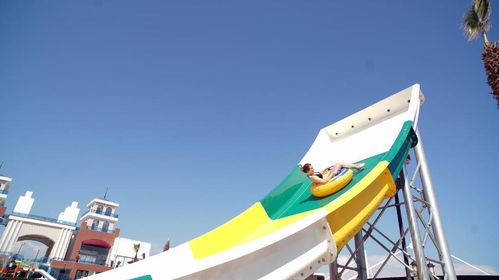 Bērns slīd pa ūdens slidkalniņu viesnīcā Club Aqua Plaza.