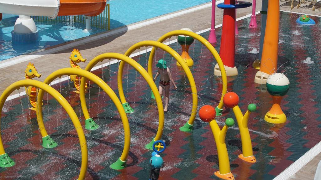 Bērnu ūdens atrakciju zona pie hotel Club Aqua Plaza, rotaļīgas strūklakas.