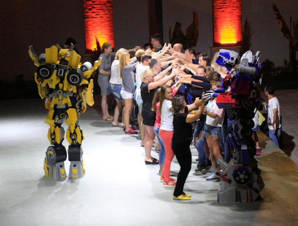 Viesi izbauda uzstāšanos ar robotu tēliem Club Aqua Plaza.