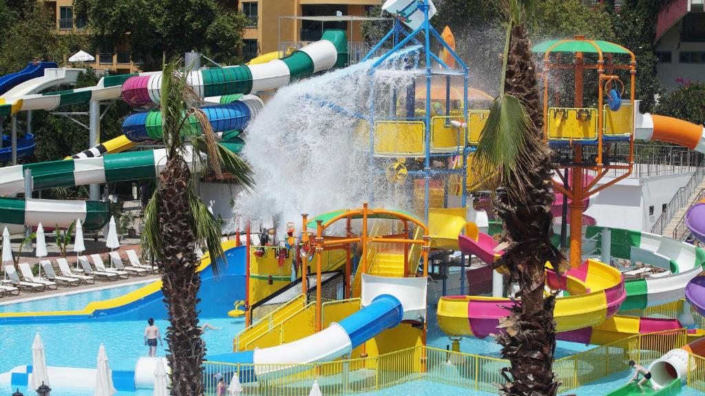 Viesnīcas Club Aqua Plaza ūdens atrakciju parks ar slidkalniņiem un baseinu.