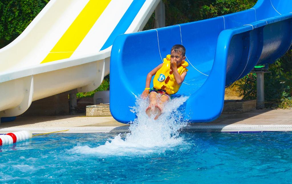 Bērns slidinās pa ūdens slidkalniņu pie viesnīcas Club Aqua Plaza.