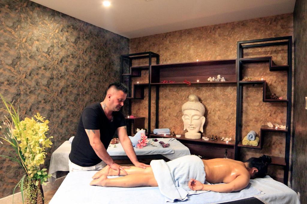 Masažu telpa viesnīcā Club Aqua Plaza ar profesionālu masieri.