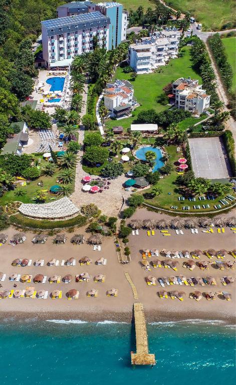 Viesnīca Club Aqua Plaza piekrastē ar baseinu un atpūtas zonu.