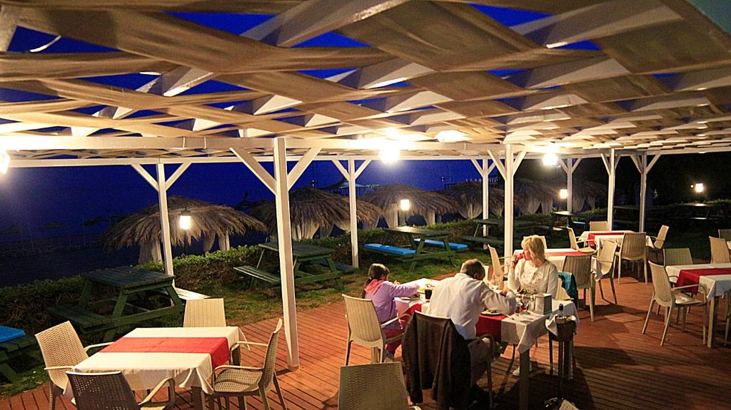 Restorāns pie jūras, Club Aqua Plaza, romantiska atmosfēra naktī