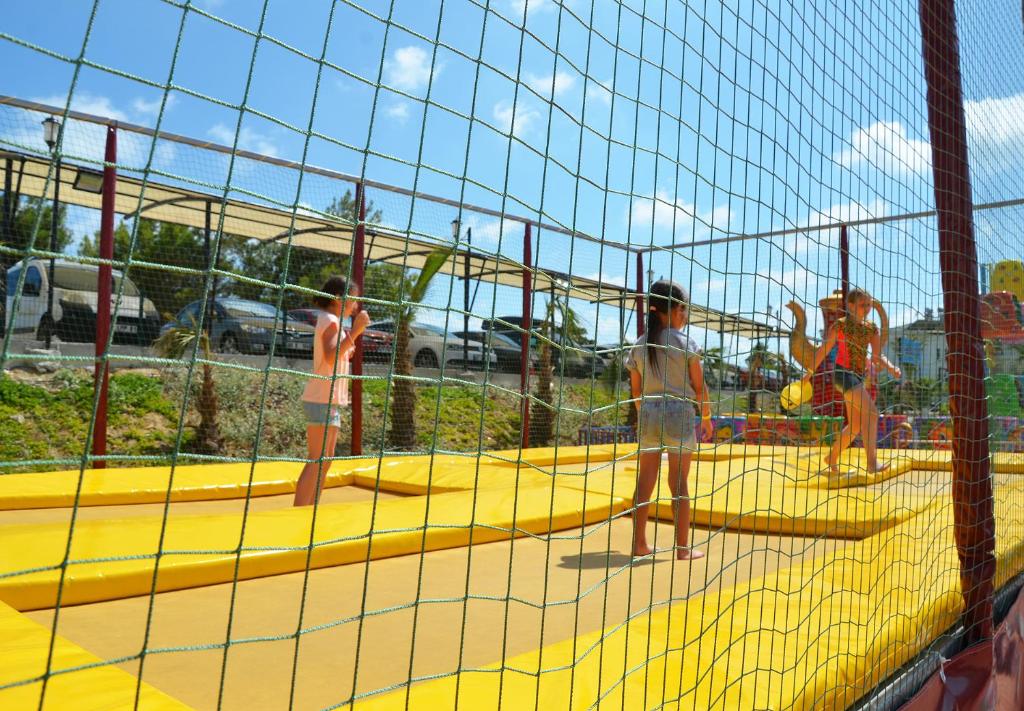 Bērni izklaidējas uz trampolīna kompleksa Club Aqua Plaza.